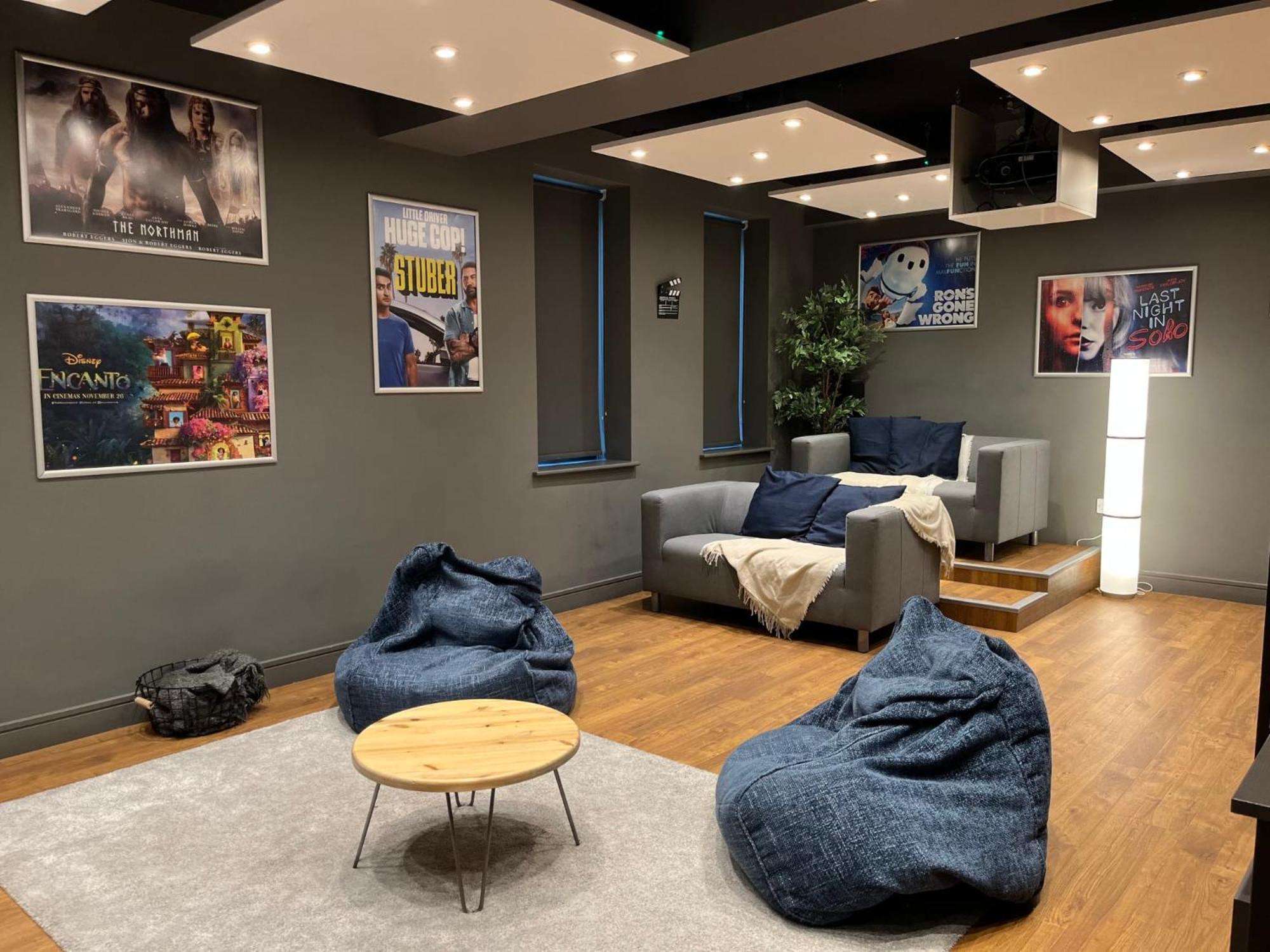 Elegant In For Students Only Apartment *
