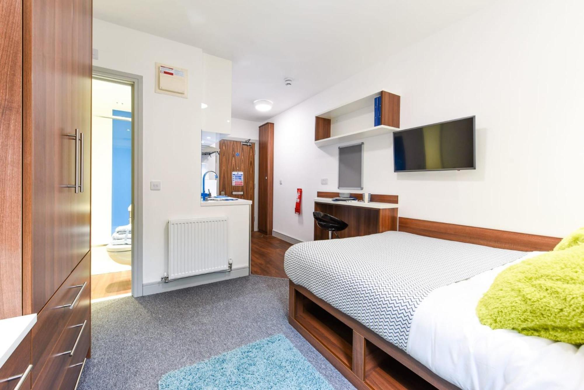 Elegant In For Students Only Apartment